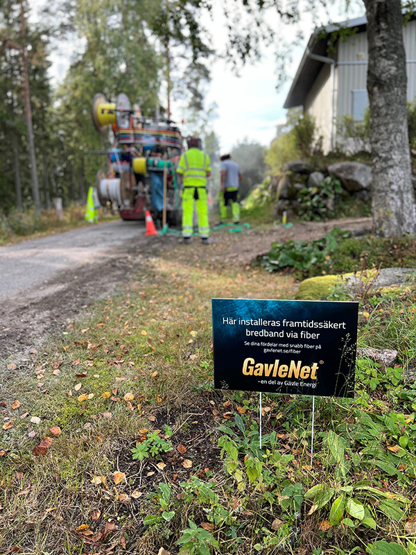 Liten skylt med texten "Här installeras framtidssäkert bredband via fiber".