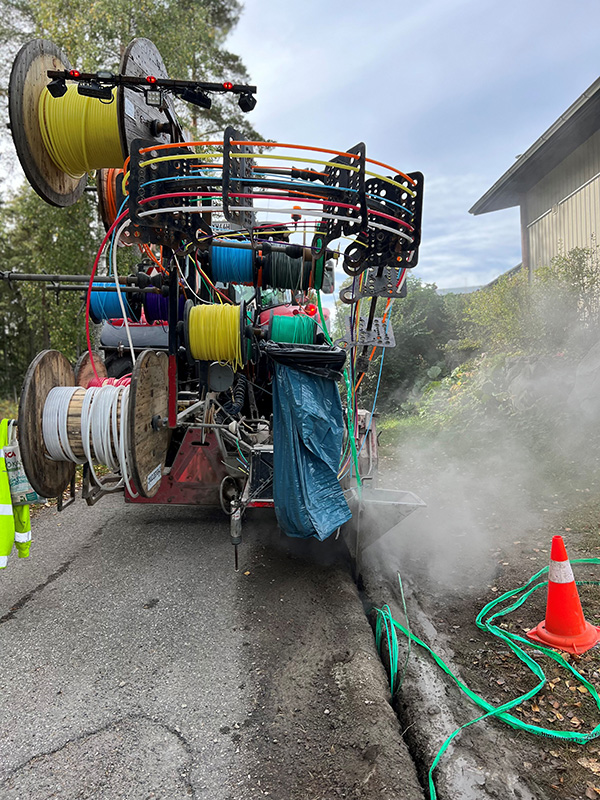 Maskin som sågar ner fibern i marken, lägger ner fiberkabel samt sedan fyller igen grävmassorna.