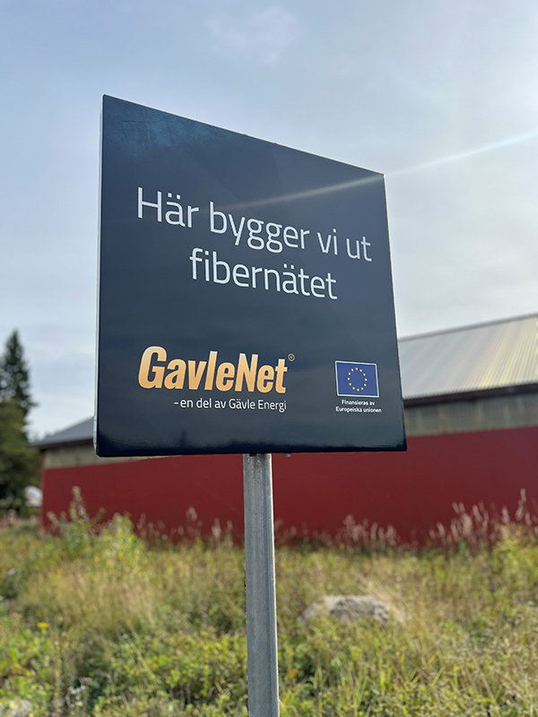 Byggskylt för fiberutbyggnaden i Vålnäsberget.