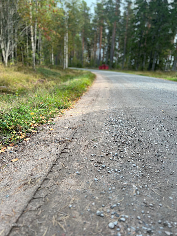 Grävmassorna fylls igen direkt och det syns knappt var fibern sågats ner.