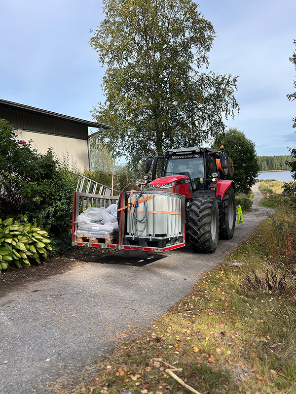 Traktor som sågar ner fibern i marken.